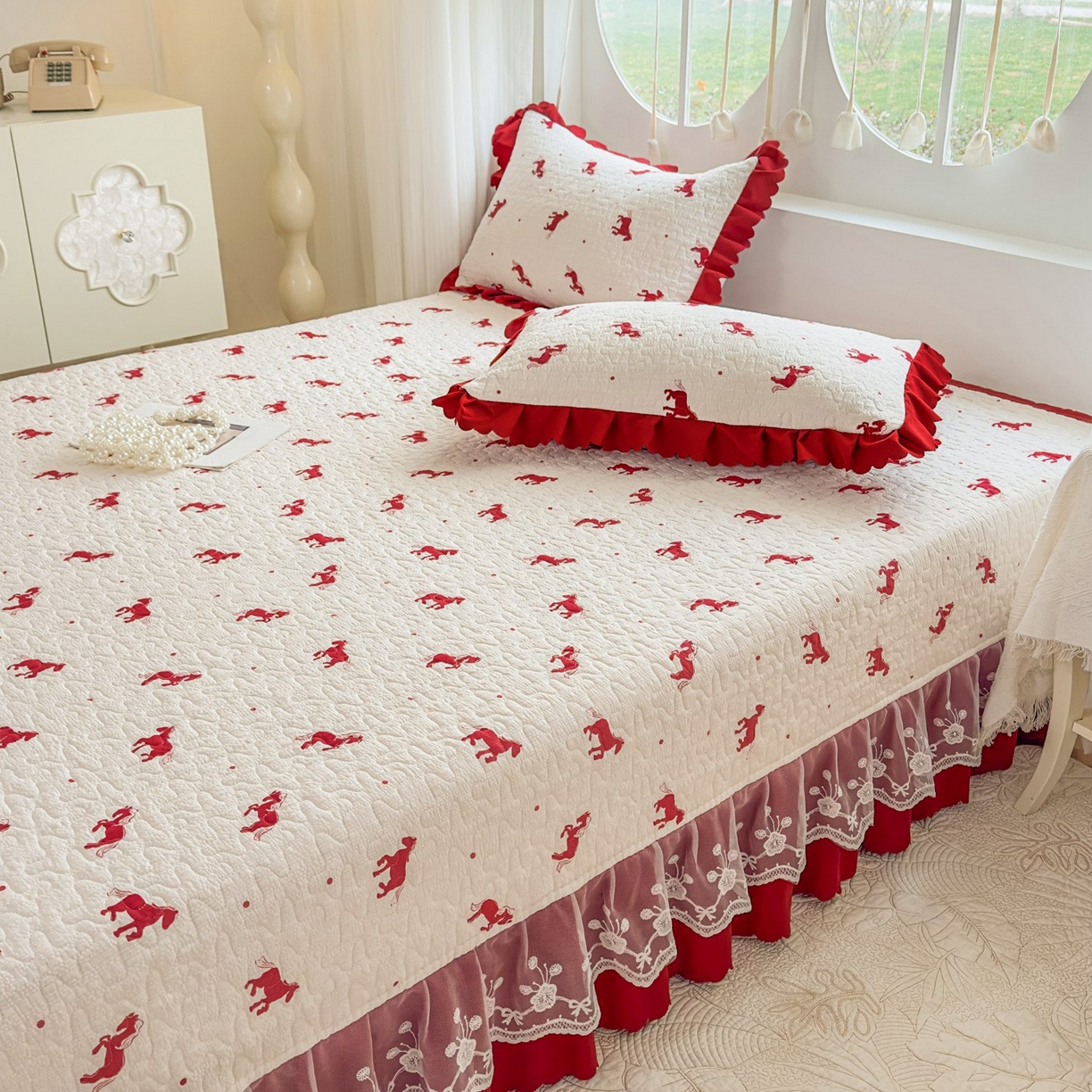 91家纺网 家纺一手货源 找家纺 雅眠居 2026直播爆款泡芙棉双层蕾丝花边床盖四件套 红色小马