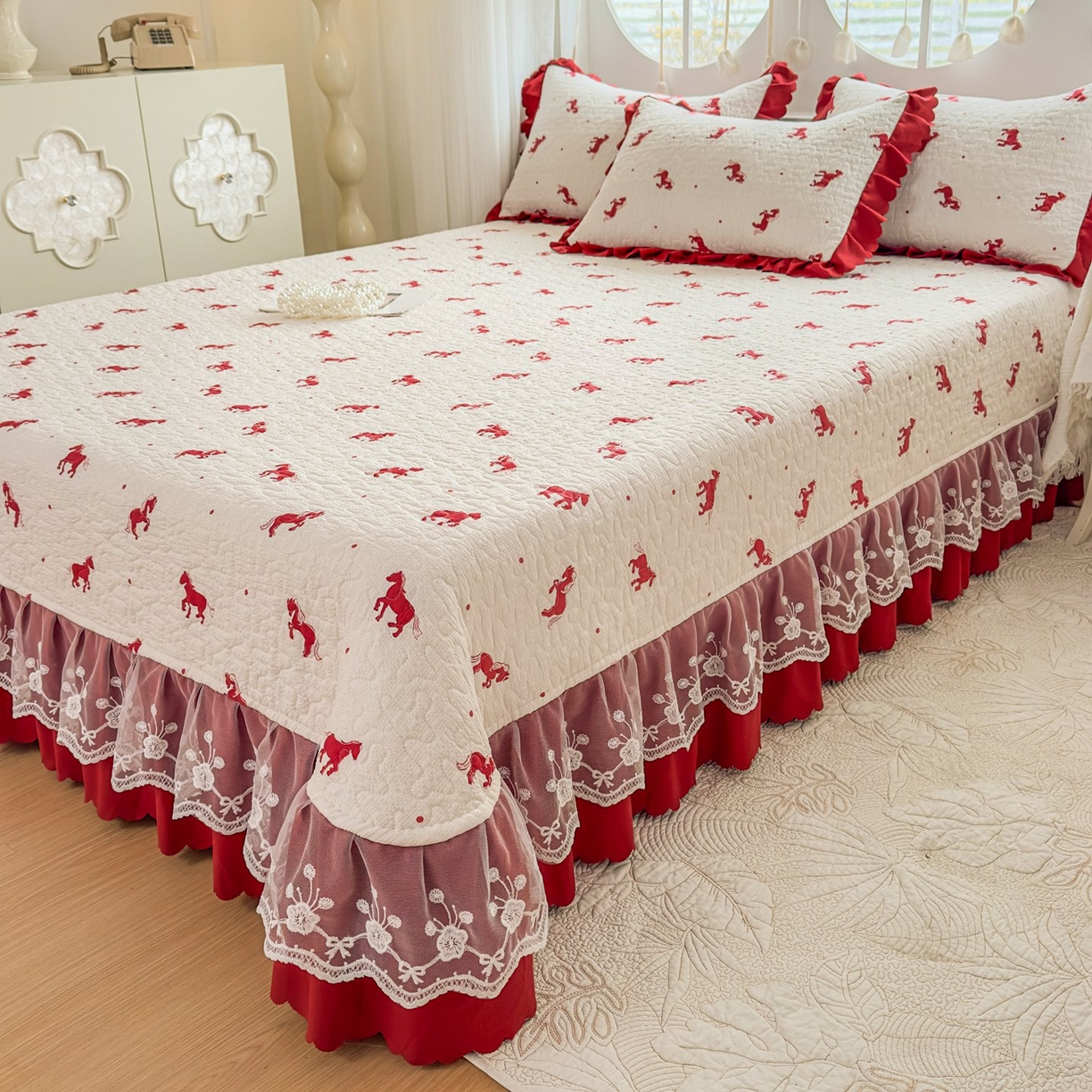 91家纺网 家纺一手货源 找家纺 雅眠居 2026直播爆款泡芙棉双层蕾丝花边床盖四件套 红色小马