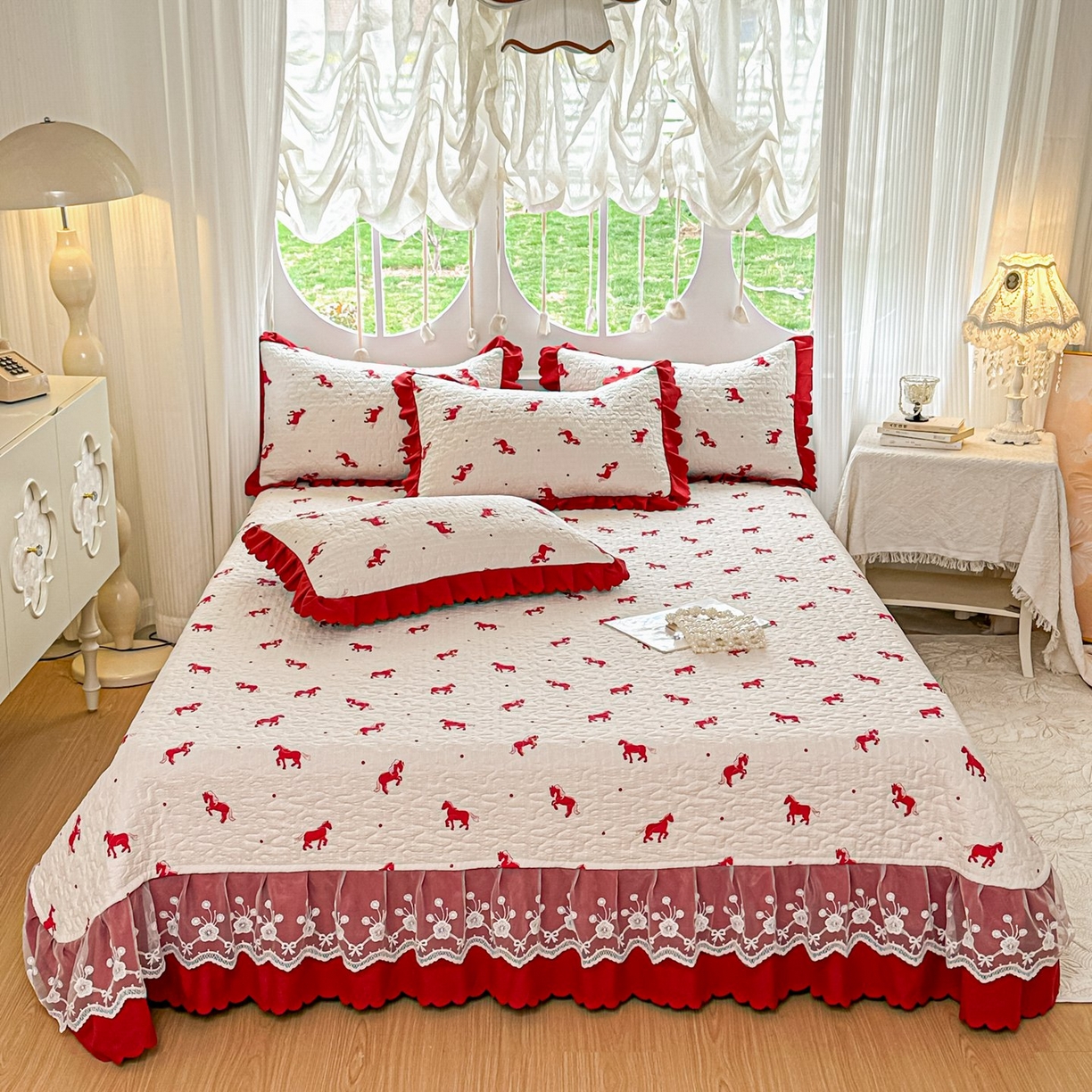 91家纺网 家纺一手货源 找家纺 雅眠居 2026直播爆款泡芙棉双层蕾丝花边床盖四件套 红色小马