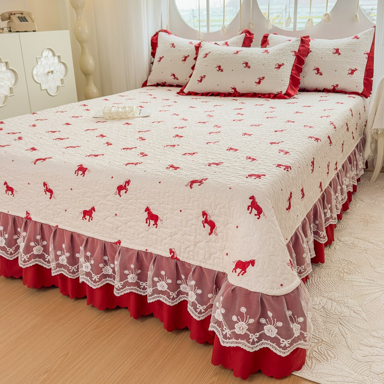 91家纺网 家纺一手货源 找家纺 雅眠居 2026直播爆款泡芙棉双层蕾丝花边床盖四件套 红色小马