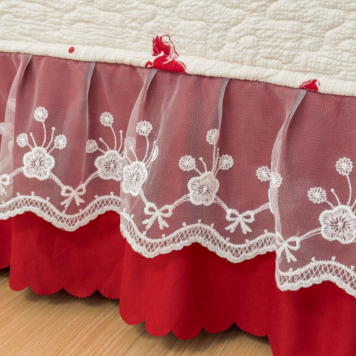 91家纺网 家纺一手货源 找家纺 雅眠居 2026直播爆款泡芙棉双层蕾丝花边床盖四件套 红色小马