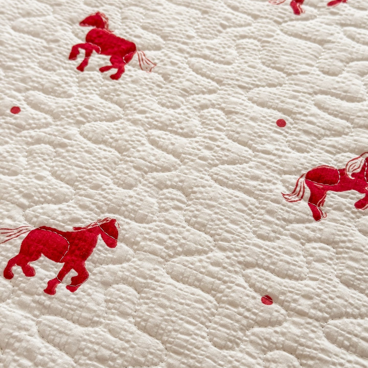 91家纺网 家纺一手货源 找家纺 雅眠居 2026直播爆款泡芙棉双层蕾丝花边床盖四件套 红色小马