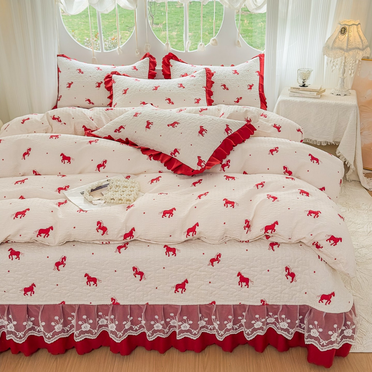 91家纺网 家纺一手货源 找家纺 雅眠居 2026直播爆款泡芙棉双层蕾丝花边床盖四件套 红色小马