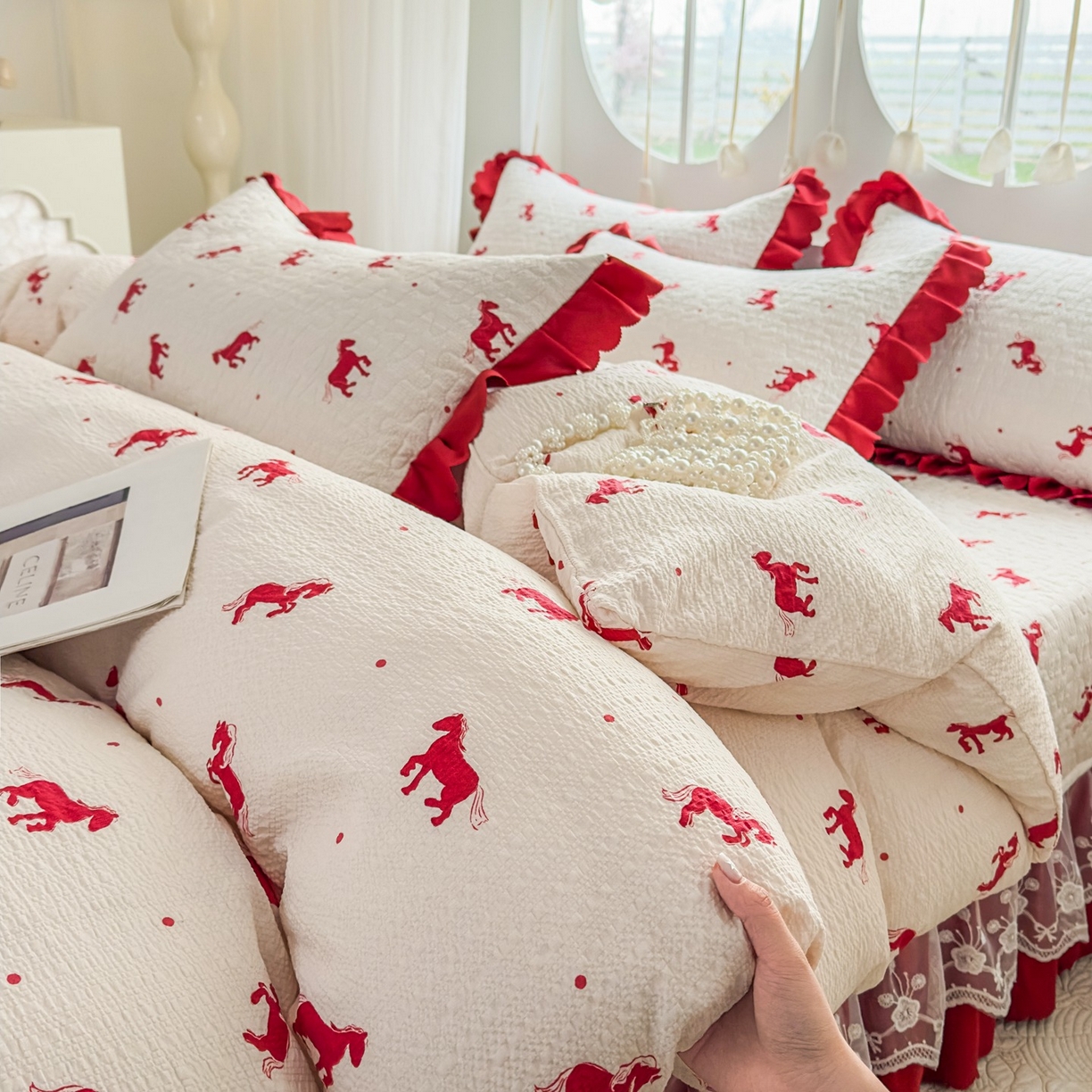 91家纺网 家纺一手货源 找家纺 雅眠居 2026直播爆款泡芙棉双层蕾丝花边床盖四件套 红色小马