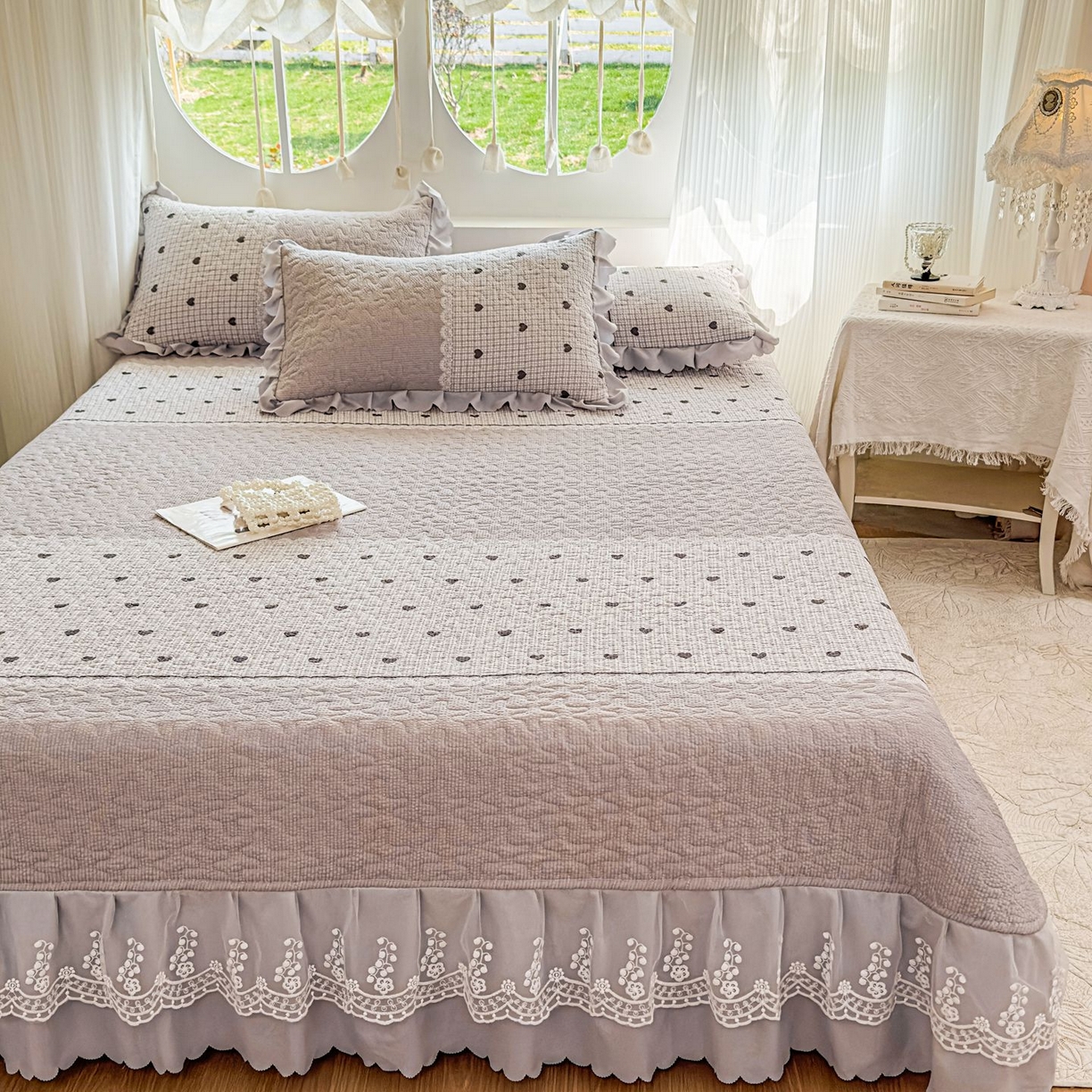 91家纺网 家纺一手货源 找家纺 雅眠居 2026直播爆款泡芙棉双层蕾丝花边床盖四件套 甜心-灰