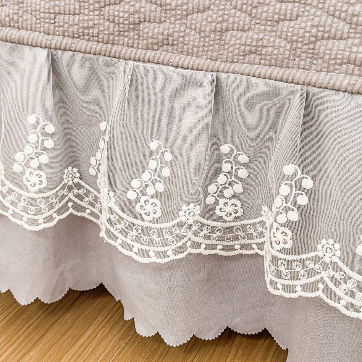 91家纺网 家纺一手货源 找家纺 雅眠居 2026直播爆款泡芙棉双层蕾丝花边床盖四件套 甜心-灰