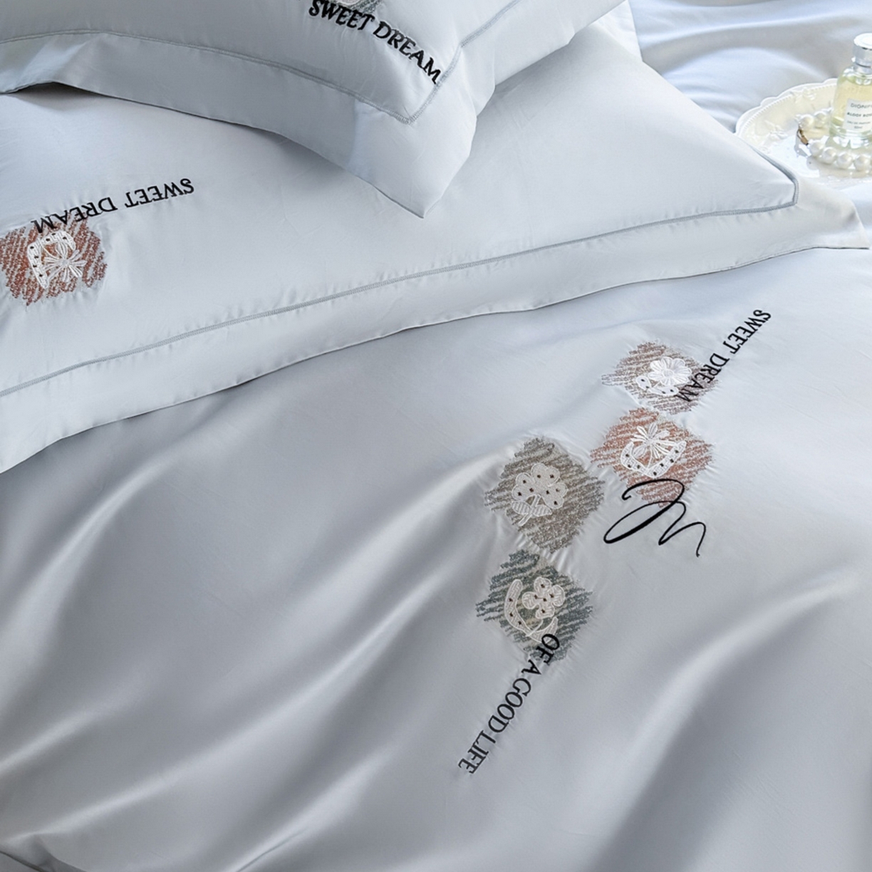 91家纺网 家纺一手货源 找家纺 （总）芯丝路家纺 2026新款进口天丝棉纯色绣花四件套(宽边一字绣工艺款）-可奈朵