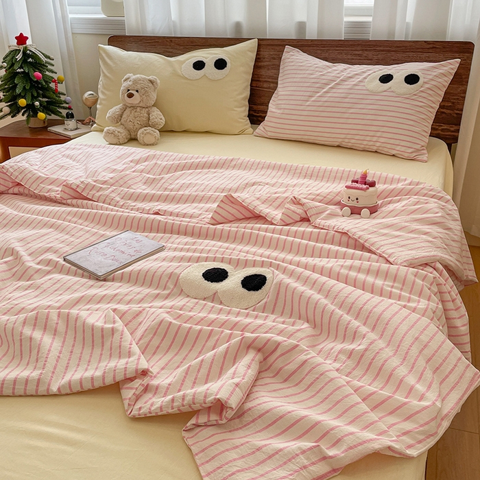 91家纺网 家纺一手货源 找家纺 桃心家居 2026春夏新款A类ins云柔水洗棉升级毛巾绣大眼睛大豆单夏被夏被四件套 水洗棉-大眼睛夏被粉粉条奶黄