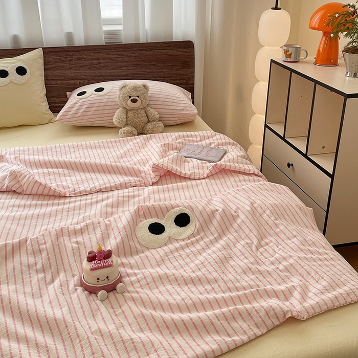 91家纺网 家纺一手货源 找家纺 桃心家居 2026春夏新款A类ins云柔水洗棉升级毛巾绣大眼睛大豆单夏被夏被四件套 水洗棉-大眼睛夏被粉粉条奶黄