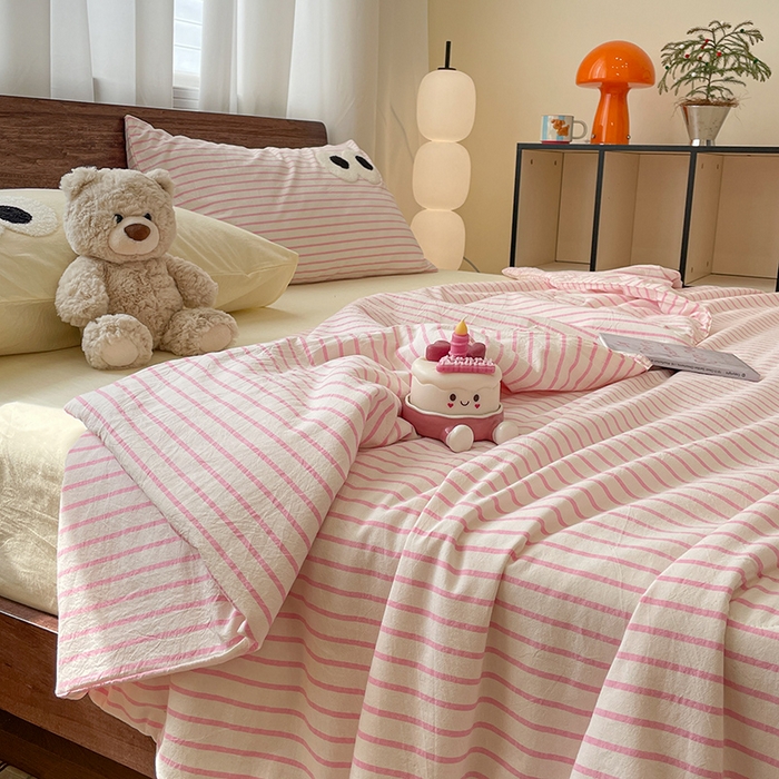 91家纺网 家纺一手货源 找家纺 桃心家居 2026春夏新款A类ins云柔水洗棉升级毛巾绣大眼睛大豆单夏被夏被四件套 水洗棉-大眼睛夏被粉粉条奶黄