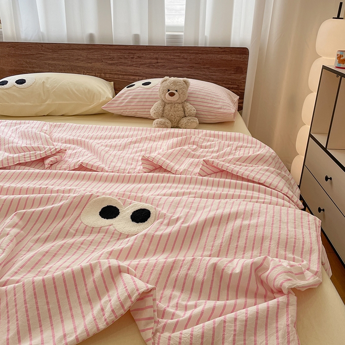 91家纺网 家纺一手货源 找家纺 桃心家居 2026春夏新款A类ins云柔水洗棉升级毛巾绣大眼睛大豆单夏被夏被四件套 水洗棉-大眼睛夏被粉粉条奶黄