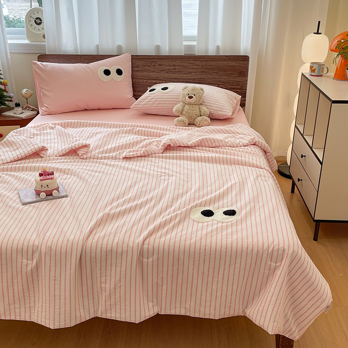 91家纺网 家纺一手货源 找家纺 桃心家居 2026春夏新款A类ins云柔水洗棉升级毛巾绣大眼睛大豆单夏被夏被四件套 水洗棉-大眼睛夏被粉条粉