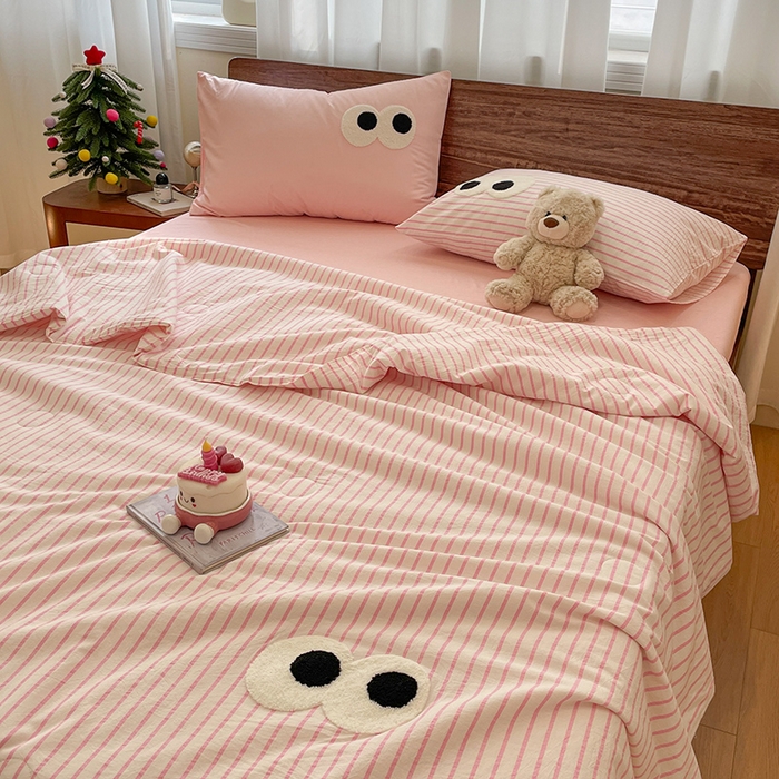 91家纺网 家纺一手货源 找家纺 桃心家居 2026春夏新款A类ins云柔水洗棉升级毛巾绣大眼睛大豆单夏被夏被四件套 水洗棉-大眼睛夏被粉条粉