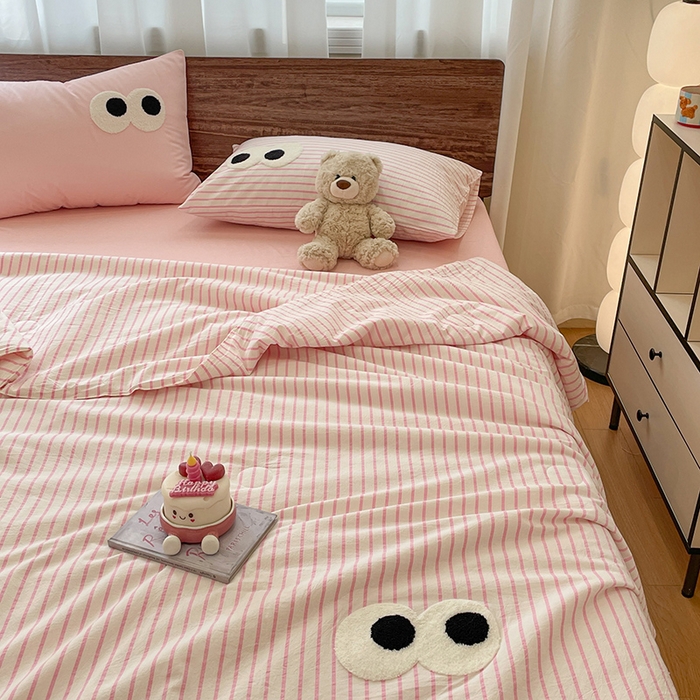 91家纺网 家纺一手货源 找家纺 桃心家居 2026春夏新款A类ins云柔水洗棉升级毛巾绣大眼睛大豆单夏被夏被四件套 水洗棉-大眼睛夏被粉条粉