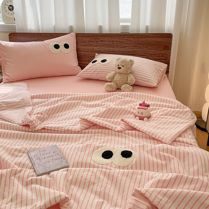 91家纺网 家纺一手货源 找家纺 桃心家居 2026春夏新款A类ins云柔水洗棉升级毛巾绣大眼睛大豆单夏被夏被四件套 水洗棉-大眼睛夏被粉条粉