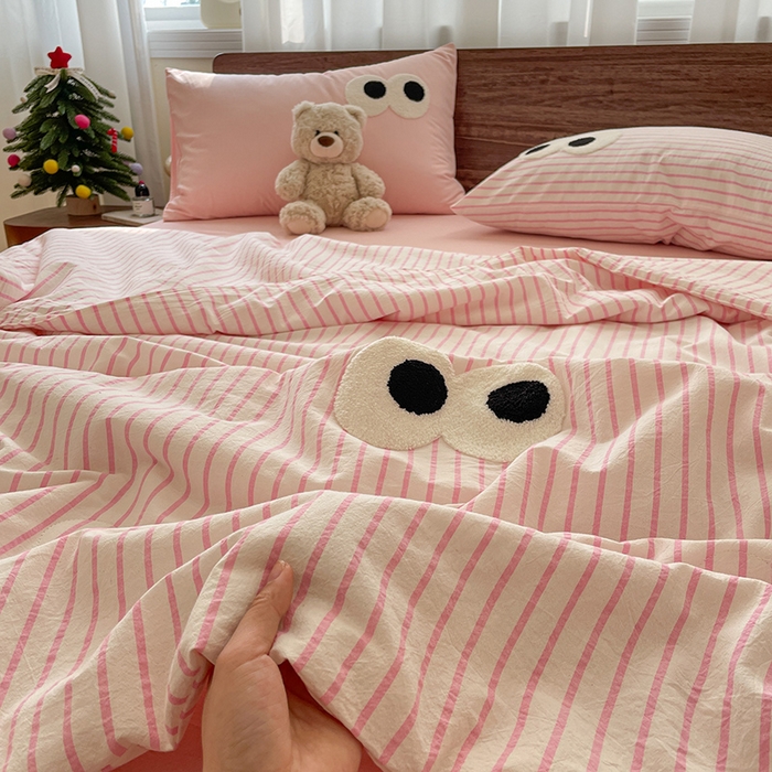 91家纺网 家纺一手货源 找家纺 桃心家居 2026春夏新款A类ins云柔水洗棉升级毛巾绣大眼睛大豆单夏被夏被四件套 水洗棉-大眼睛夏被粉条粉