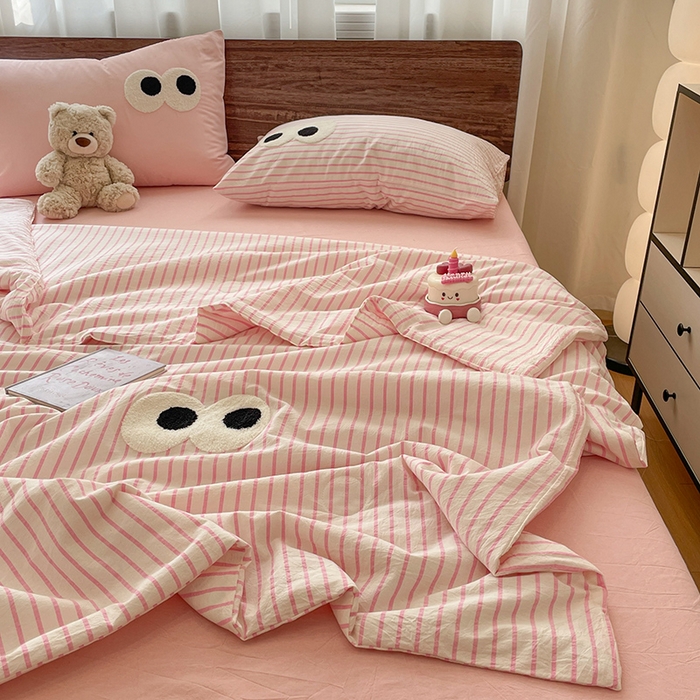 91家纺网 家纺一手货源 找家纺 桃心家居 2026春夏新款A类ins云柔水洗棉升级毛巾绣大眼睛大豆单夏被夏被四件套 水洗棉-大眼睛夏被粉条粉