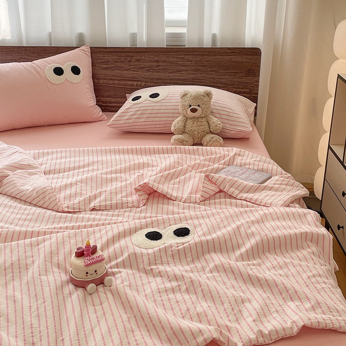 91家纺网 家纺一手货源 找家纺 桃心家居 2026春夏新款A类ins云柔水洗棉升级毛巾绣大眼睛大豆单夏被夏被四件套 水洗棉-大眼睛夏被粉条粉