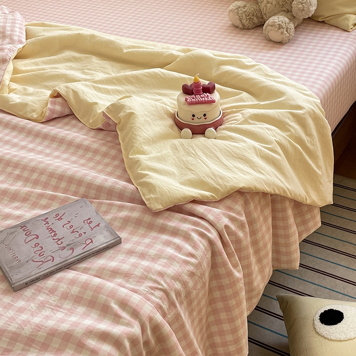 91家纺网 家纺一手货源 找家纺 桃心家居 2026春夏新款A类ins云柔水洗棉升级毛巾绣大眼睛大豆单夏被夏被四件套 水洗棉-大眼睛夏被粉小格奶黄
