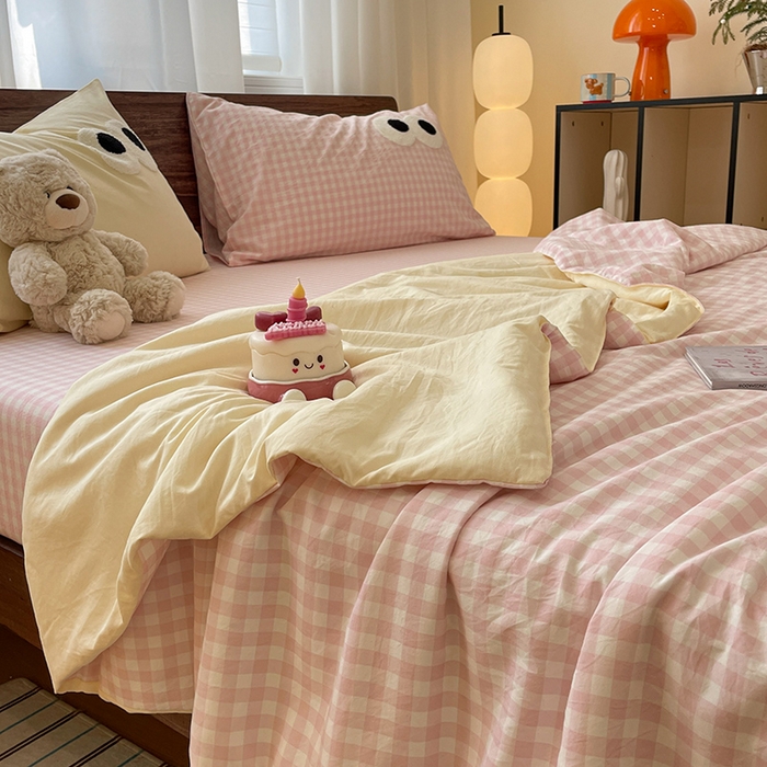 91家纺网 家纺一手货源 找家纺 桃心家居 2026春夏新款A类ins云柔水洗棉升级毛巾绣大眼睛大豆单夏被夏被四件套 水洗棉-大眼睛夏被粉小格奶黄