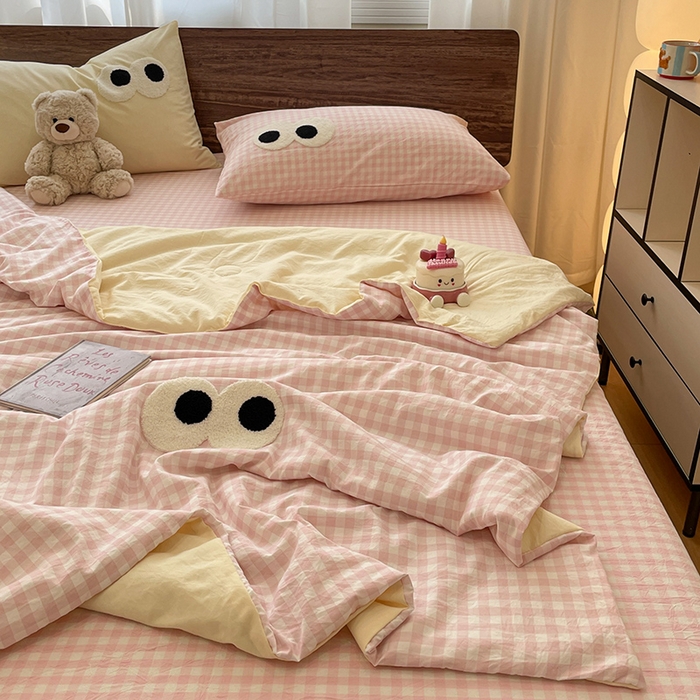 91家纺网 家纺一手货源 找家纺 桃心家居 2026春夏新款A类ins云柔水洗棉升级毛巾绣大眼睛大豆单夏被夏被四件套 水洗棉-大眼睛夏被粉小格奶黄
