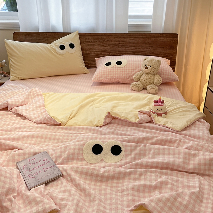 91家纺网 家纺一手货源 找家纺 桃心家居 2026春夏新款A类ins云柔水洗棉升级毛巾绣大眼睛大豆单夏被夏被四件套 水洗棉-大眼睛夏被粉小格奶黄