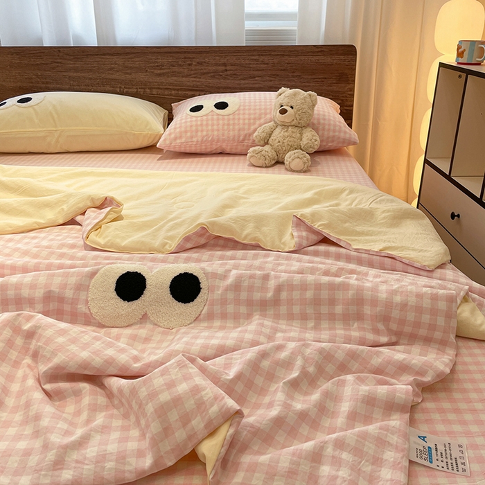 91家纺网 家纺一手货源 找家纺 桃心家居 2026春夏新款A类ins云柔水洗棉升级毛巾绣大眼睛大豆单夏被夏被四件套 水洗棉-大眼睛夏被粉小格奶黄