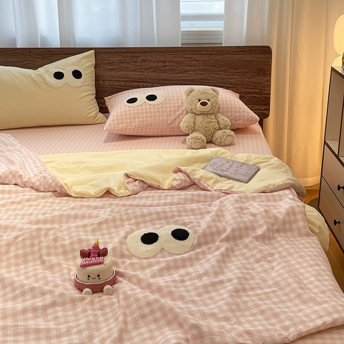 91家纺网 家纺一手货源 找家纺 桃心家居 2026春夏新款A类ins云柔水洗棉升级毛巾绣大眼睛大豆单夏被夏被四件套 水洗棉-大眼睛夏被粉小格奶黄