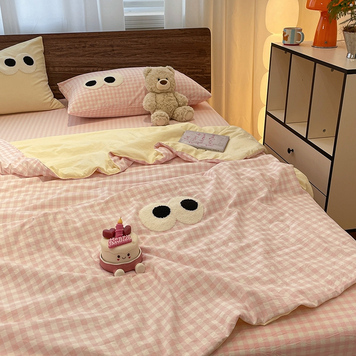 91家纺网 家纺一手货源 找家纺 桃心家居 2026春夏新款A类ins云柔水洗棉升级毛巾绣大眼睛大豆单夏被夏被四件套 水洗棉-大眼睛夏被粉小格奶黄