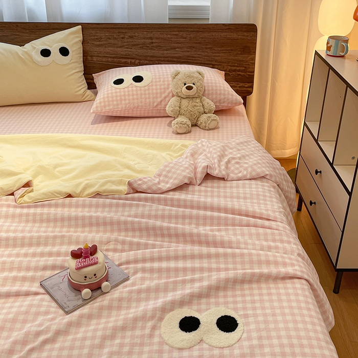 91家纺网 家纺一手货源 找家纺 桃心家居 2026春夏新款A类ins云柔水洗棉升级毛巾绣大眼睛大豆单夏被夏被四件套 水洗棉-大眼睛夏被粉小格奶黄