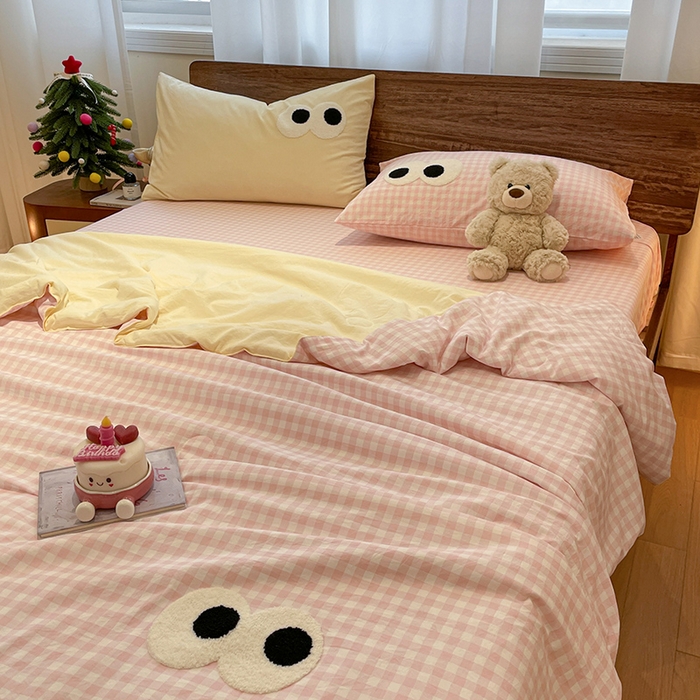 91家纺网 家纺一手货源 找家纺 桃心家居 2026春夏新款A类ins云柔水洗棉升级毛巾绣大眼睛大豆单夏被夏被四件套 水洗棉-大眼睛夏被粉小格奶黄