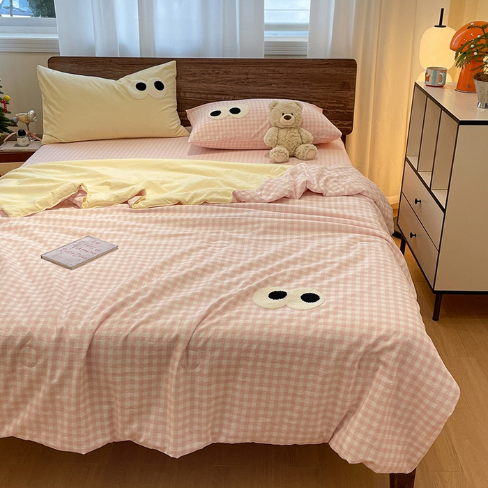 91家纺网 家纺一手货源 找家纺 桃心家居 2026春夏新款A类ins云柔水洗棉升级毛巾绣大眼睛大豆单夏被夏被四件套 水洗棉-大眼睛夏被粉小格奶黄