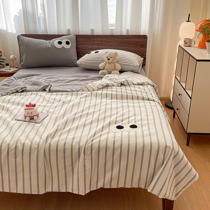 91家纺网 家纺一手货源 找家纺 桃心家居 2026春夏新款A类ins云柔水洗棉升级毛巾绣大眼睛大豆单夏被夏被四件套 水洗棉-大眼睛夏被灰条拿铁