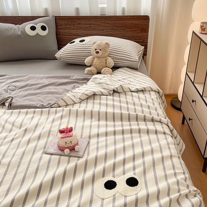 91家纺网 家纺一手货源 找家纺 桃心家居 2026春夏新款A类ins云柔水洗棉升级毛巾绣大眼睛大豆单夏被夏被四件套 水洗棉-大眼睛夏被灰条拿铁