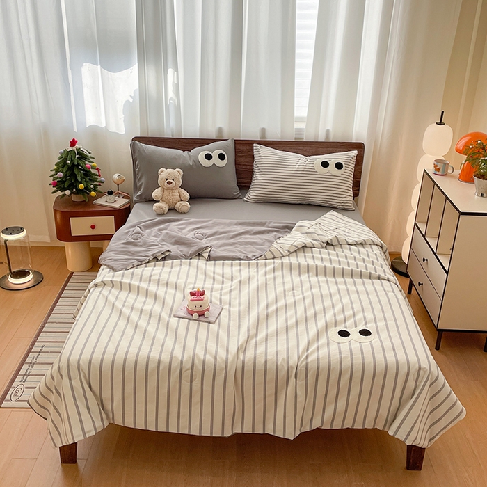 91家纺网 家纺一手货源 找家纺 桃心家居 2026春夏新款A类ins云柔水洗棉升级毛巾绣大眼睛大豆单夏被夏被四件套 水洗棉-大眼睛夏被灰条拿铁