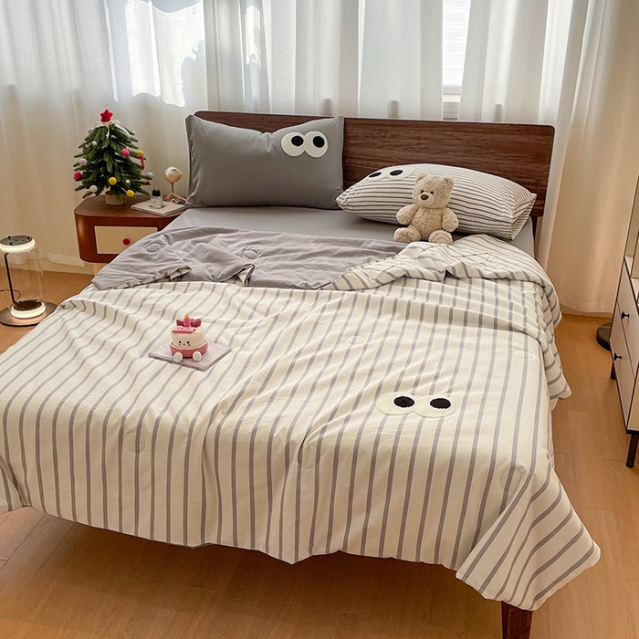 91家纺网 家纺一手货源 找家纺 桃心家居 2026春夏新款A类ins云柔水洗棉升级毛巾绣大眼睛大豆单夏被夏被四件套 水洗棉-大眼睛夏被灰条拿铁