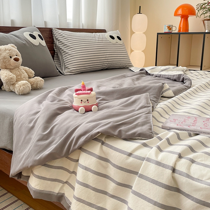 91家纺网 家纺一手货源 找家纺 桃心家居 2026春夏新款A类ins云柔水洗棉升级毛巾绣大眼睛大豆单夏被夏被四件套 水洗棉-大眼睛夏被灰条拿铁