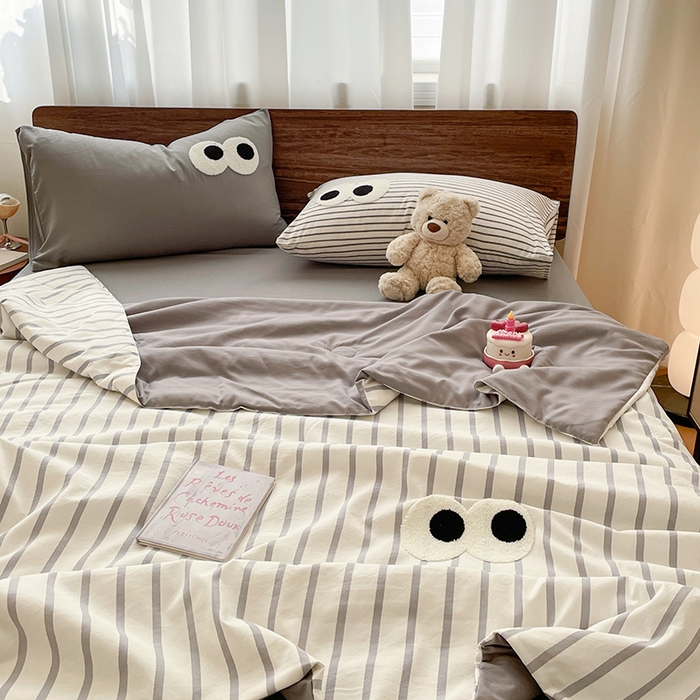 91家纺网 家纺一手货源 找家纺 桃心家居 2026春夏新款A类ins云柔水洗棉升级毛巾绣大眼睛大豆单夏被夏被四件套 水洗棉-大眼睛夏被灰条拿铁