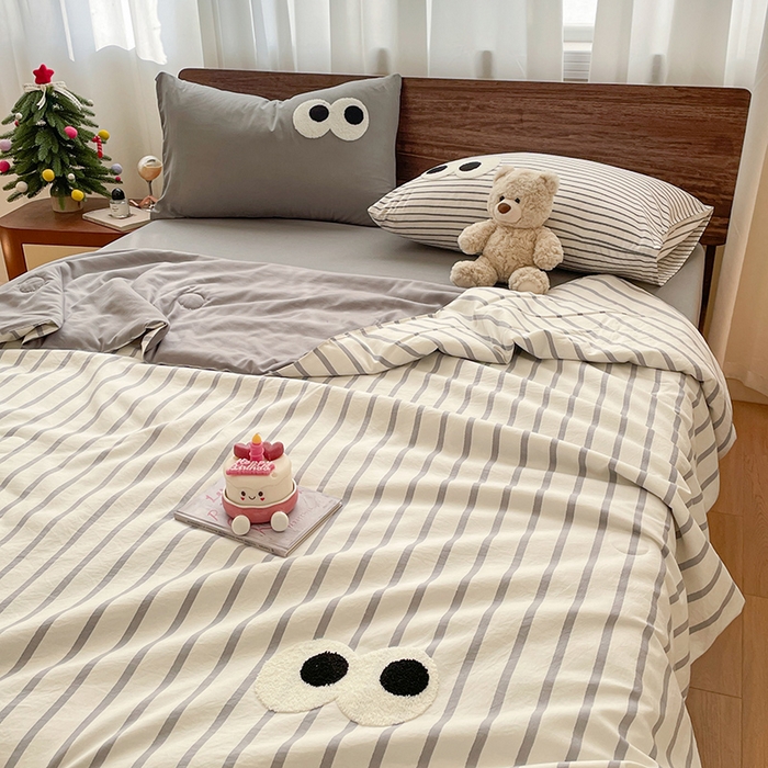 91家纺网 家纺一手货源 找家纺 桃心家居 2026春夏新款A类ins云柔水洗棉升级毛巾绣大眼睛大豆单夏被夏被四件套 水洗棉-大眼睛夏被灰条拿铁