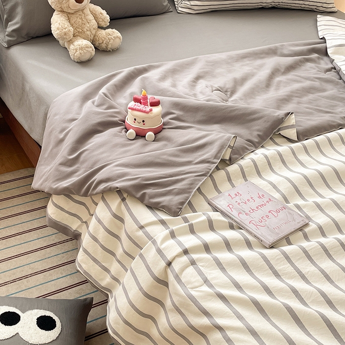 91家纺网 家纺一手货源 找家纺 桃心家居 2026春夏新款A类ins云柔水洗棉升级毛巾绣大眼睛大豆单夏被夏被四件套 水洗棉-大眼睛夏被灰条拿铁