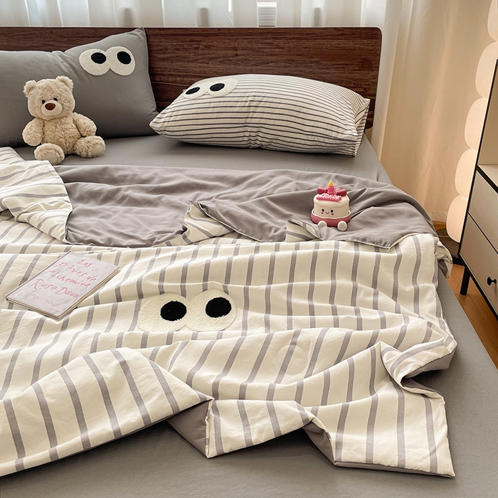 91家纺网 家纺一手货源 找家纺 桃心家居 2026春夏新款A类ins云柔水洗棉升级毛巾绣大眼睛大豆单夏被夏被四件套 水洗棉-大眼睛夏被灰条拿铁