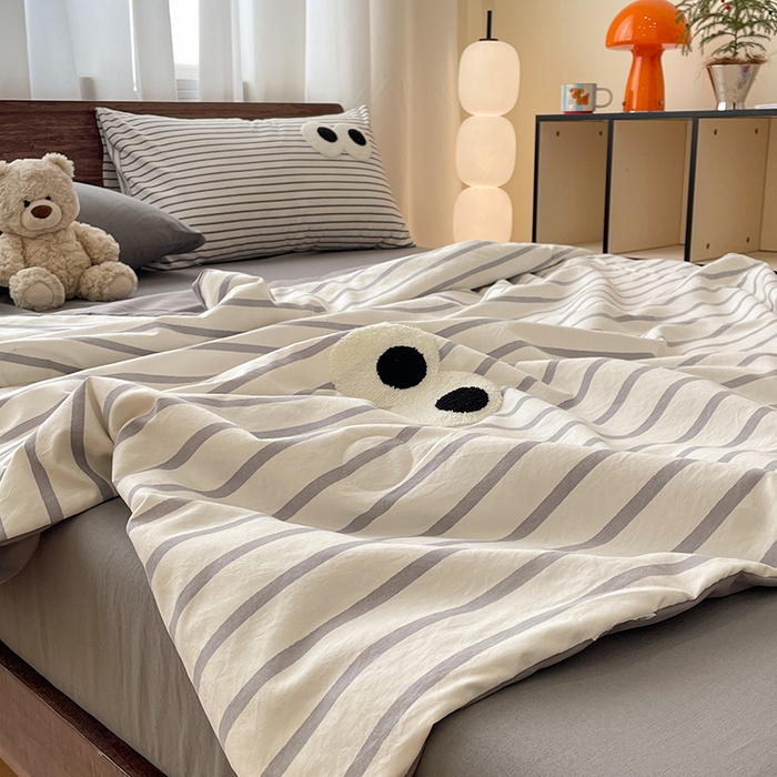 91家纺网 家纺一手货源 找家纺 桃心家居 2026春夏新款A类ins云柔水洗棉升级毛巾绣大眼睛大豆单夏被夏被四件套 水洗棉-大眼睛夏被灰条拿铁