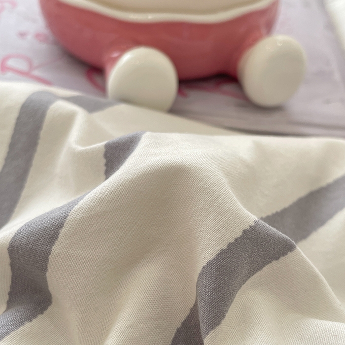 91家纺网 家纺一手货源 找家纺 桃心家居 2026春夏新款A类ins云柔水洗棉升级毛巾绣大眼睛大豆单夏被夏被四件套 水洗棉-大眼睛夏被灰条拿铁