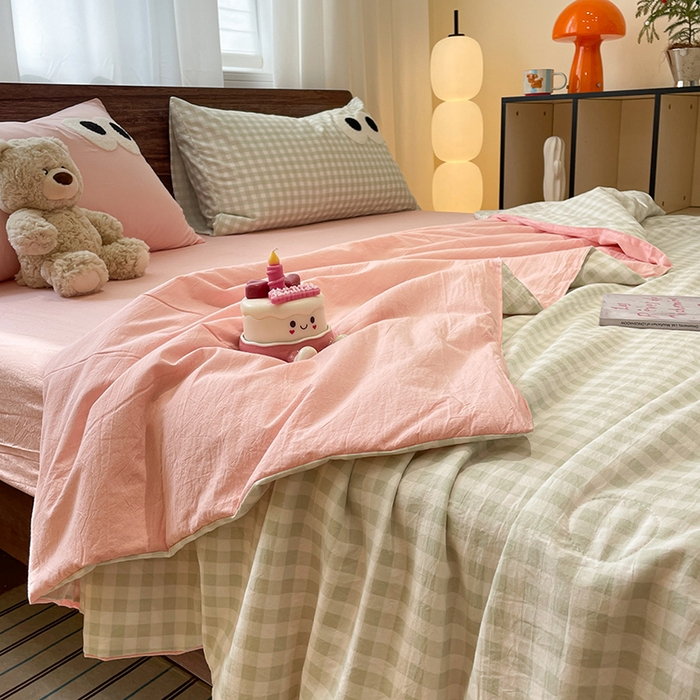 91家纺网 家纺一手货源 找家纺 桃心家居 2026春夏新款A类ins云柔水洗棉升级毛巾绣大眼睛大豆单夏被夏被四件套 水洗棉-大眼睛夏被绿格粉粉