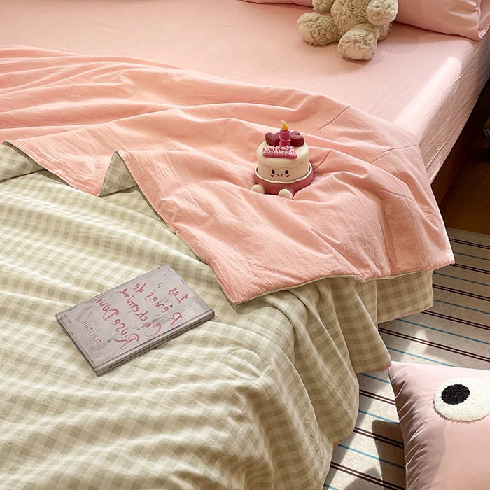 91家纺网 家纺一手货源 找家纺 桃心家居 2026春夏新款A类ins云柔水洗棉升级毛巾绣大眼睛大豆单夏被夏被四件套 水洗棉-大眼睛夏被绿格粉粉