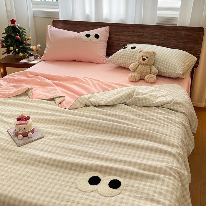 91家纺网 家纺一手货源 找家纺 桃心家居 2026春夏新款A类ins云柔水洗棉升级毛巾绣大眼睛大豆单夏被夏被四件套 水洗棉-大眼睛夏被绿格粉粉