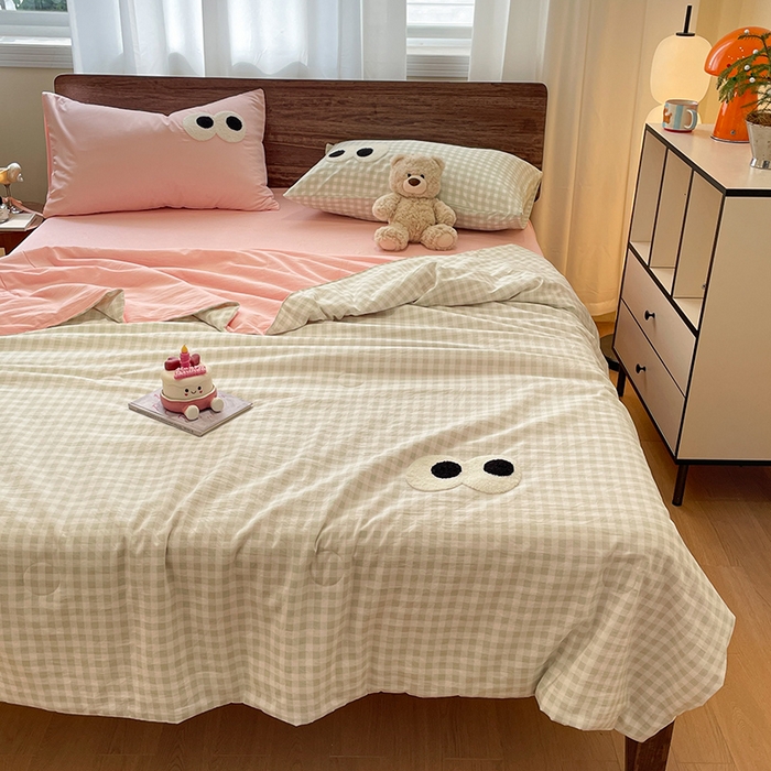 91家纺网 家纺一手货源 找家纺 桃心家居 2026春夏新款A类ins云柔水洗棉升级毛巾绣大眼睛大豆单夏被夏被四件套 水洗棉-大眼睛夏被绿格粉粉