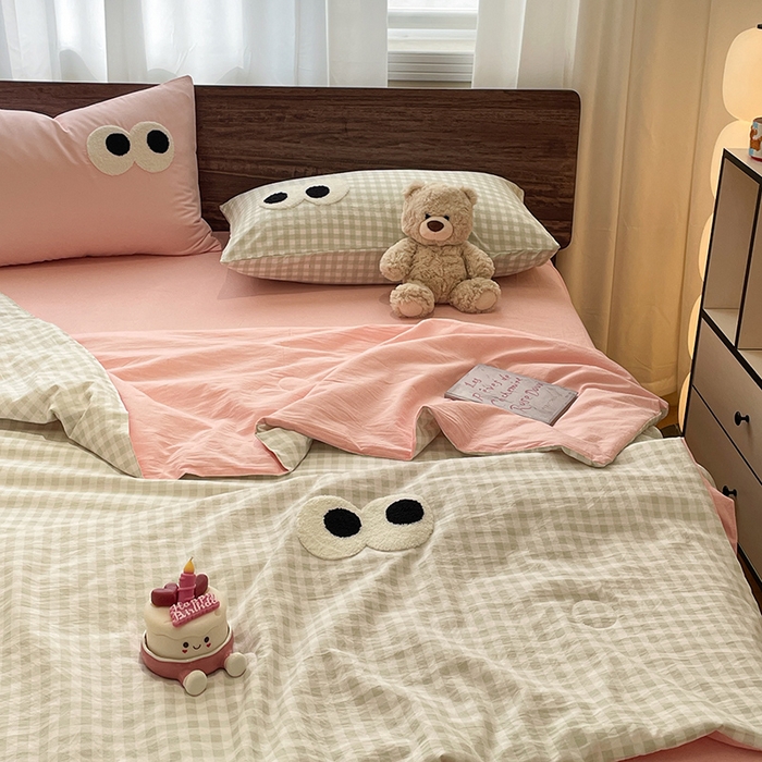 91家纺网 家纺一手货源 找家纺 桃心家居 2026春夏新款A类ins云柔水洗棉升级毛巾绣大眼睛大豆单夏被夏被四件套 水洗棉-大眼睛夏被绿格粉粉