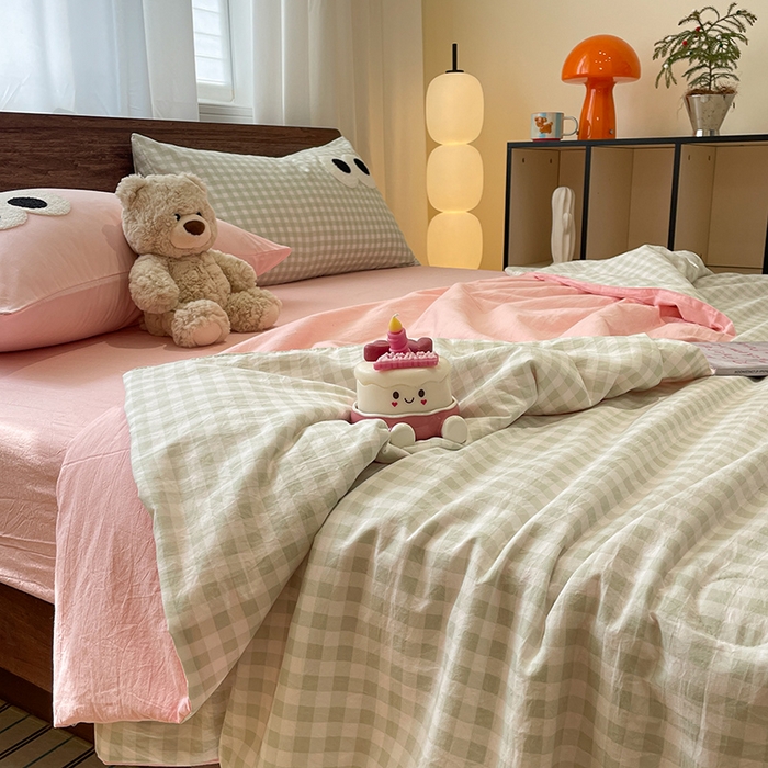 91家纺网 家纺一手货源 找家纺 桃心家居 2026春夏新款A类ins云柔水洗棉升级毛巾绣大眼睛大豆单夏被夏被四件套 水洗棉-大眼睛夏被绿格粉粉