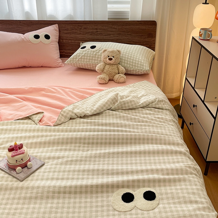 91家纺网 家纺一手货源 找家纺 桃心家居 2026春夏新款A类ins云柔水洗棉升级毛巾绣大眼睛大豆单夏被夏被四件套 水洗棉-大眼睛夏被绿格粉粉